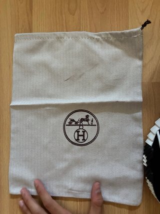Zapatillas Deportivas Hermes Negras y Blancas