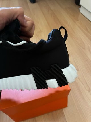 Zapatillas Deportivas Hermes Negras y Blancas