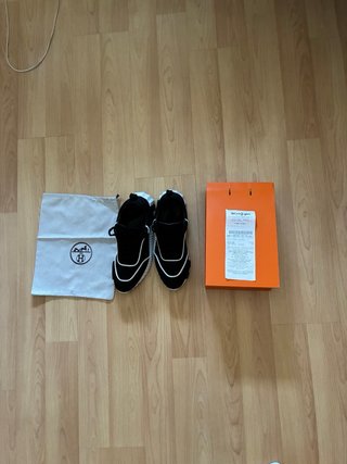 Zapatillas Deportivas Hermes Negras y Blancas