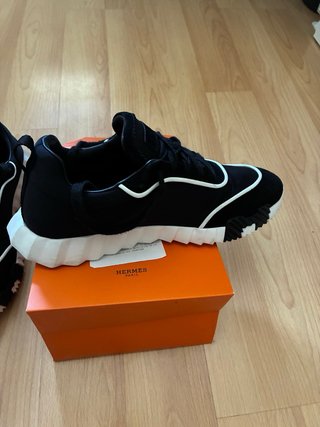 Zapatillas Deportivas Hermes Negras y Blancas