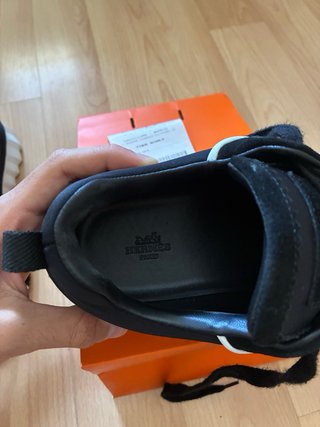 Zapatillas Deportivas Hermes Negras y Blancas