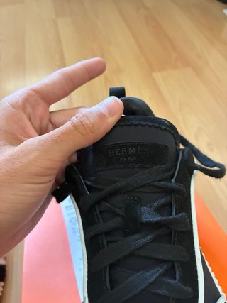Zapatillas Deportivas Hermes Negras y Blancas