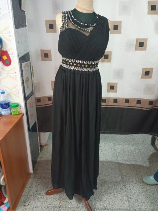 Vestido de fiesta negro con pedrería