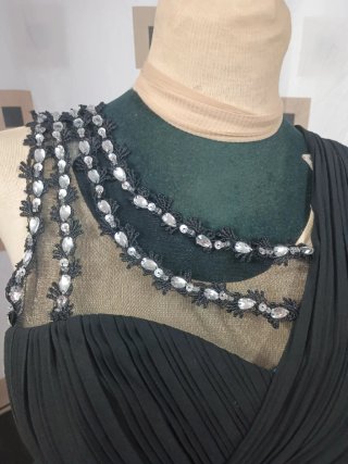 Vestido de fiesta negro con pedrería