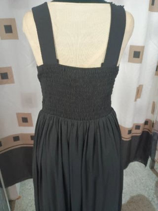 Vestido de fiesta negro con pedrería