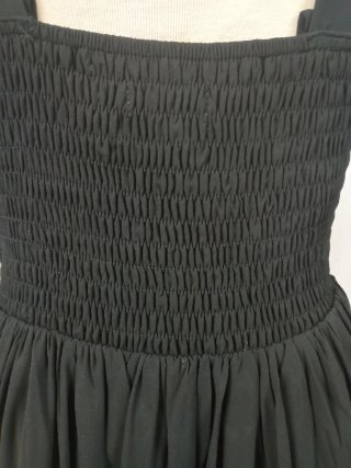 Vestido de fiesta negro con pedrería