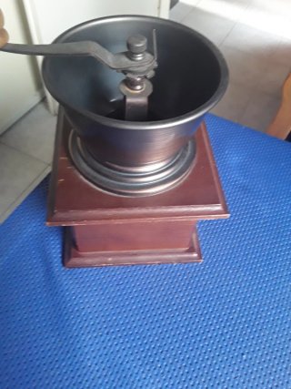 Macinacaffè vintage manuale in legno