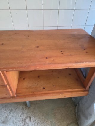 Mesa de salón de madera con cajones