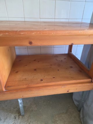 Mesa de salón de madera con cajones