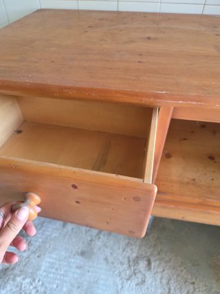 Mesa de salón de madera con cajones