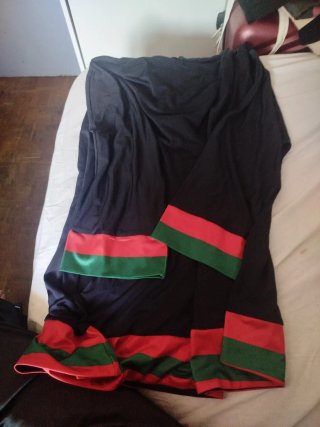 Blusón negro con detalles rojos y verdes