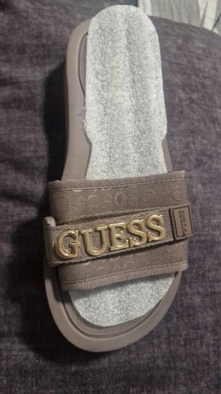 Chanclas Guess Marrón y Dorado