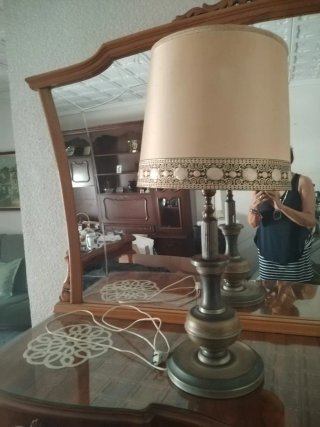 Lámpara de mesa beige y dorada,mide 77centimetros