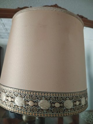 Lámpara de mesa beige y dorada,mide 77centimetros