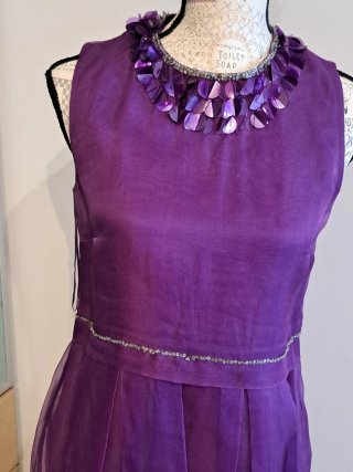 Vestido morado seda lentejuelas cuello y cintura