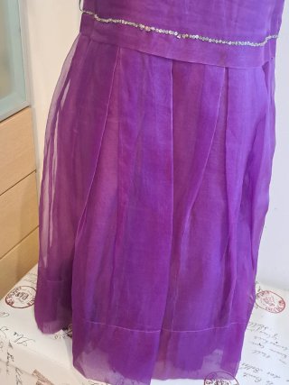 Vestido morado seda lentejuelas cuello y cintura