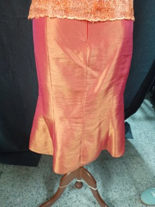 Conjunto de fiesta naranja y rosa