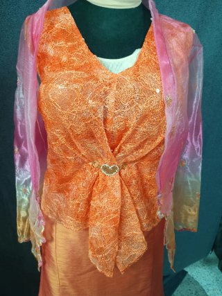 Conjunto de fiesta naranja y rosa
