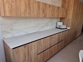 Cocina de exposición en madera y blanco con isla