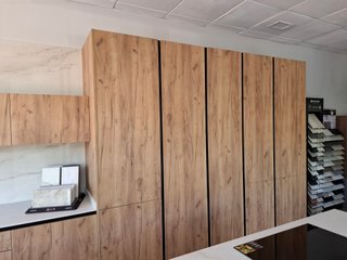 Cocina de exposición en madera y blanco con isla
