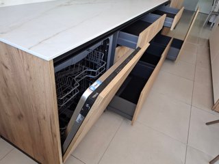 Cocina de exposición en madera y blanco con isla