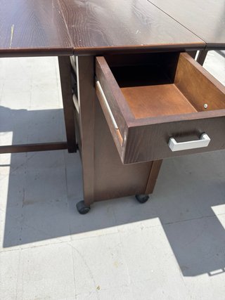 Mesa de comedor plegable de madera oscura