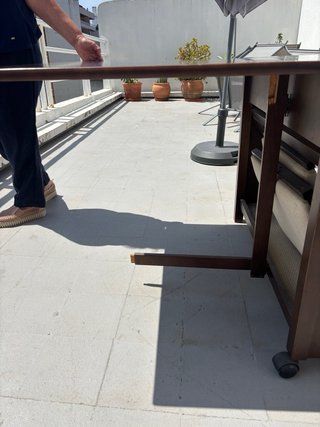 Mesa de comedor plegable de madera oscura