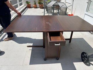 Mesa de comedor plegable de madera oscura
