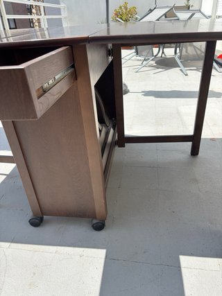 Mesa de comedor plegable de madera oscura