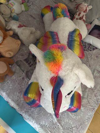 Unicornio de peluche blanco con arcoíris