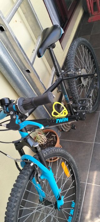 Bicicleta de Montaña Azul y Negra. Rodado 24