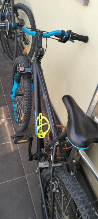Bicicleta de Montaña Azul y Negra. Rodado 24