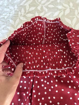 Falda corta roja de lunares blancos