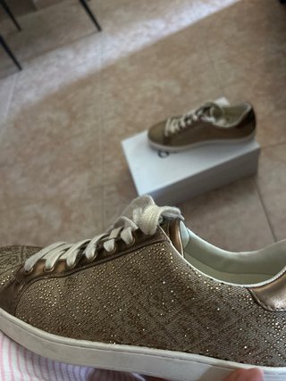 Zapatillas doradas y plateadas con pedrería