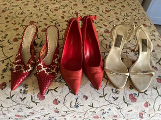 Zapatos y sandalias rojos y blancos