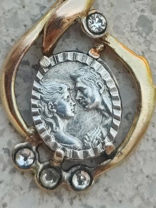 Colgante Oro y Plata con Figuras