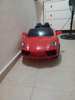 Coche eléctrico infantil rojo