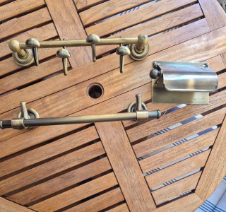 Conjunto baño: portarrollos, toallero y perchero