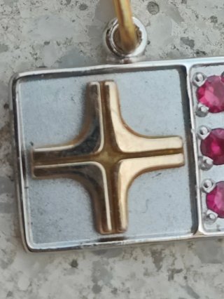 Colgante de oro y plata con rubíes