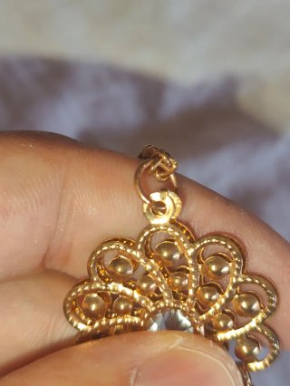 Collar dorado con colgante floral