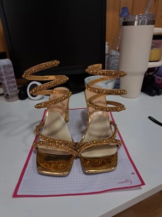 Sandalias de tacón doradas con tira en espiral