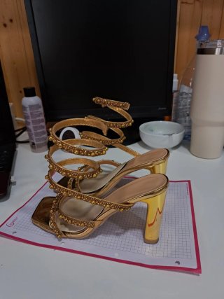 Sandalias de tacón doradas con tira en espiral