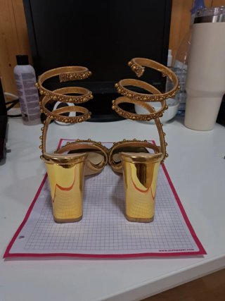 Sandalias de tacón doradas con tira en espiral