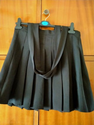Falda negra con tirantes sin estrenar