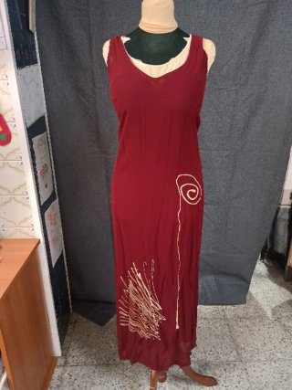 Vestido largo rojo con serigrafía