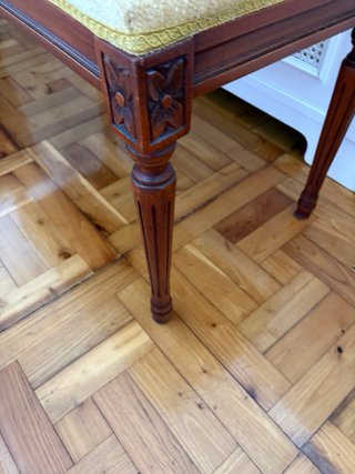Antiguo banco pie cama o descalzador tallado