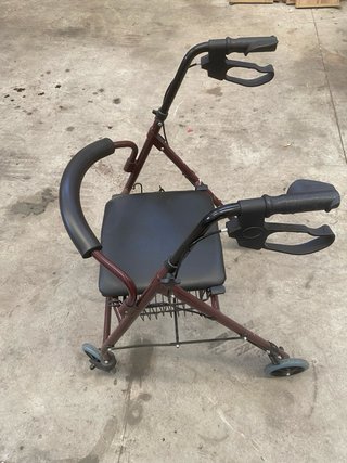 Andador con asiento y cesta