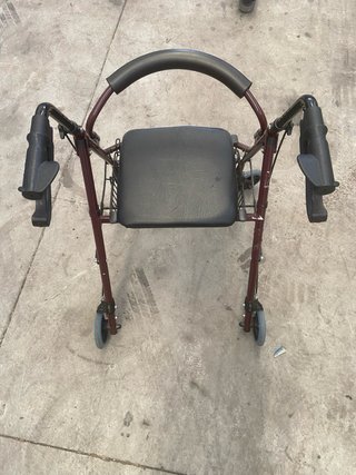 Andador con asiento y cesta