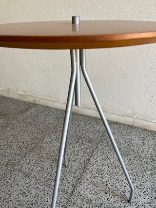 Mesita redonda de madera con soporte para lámpara