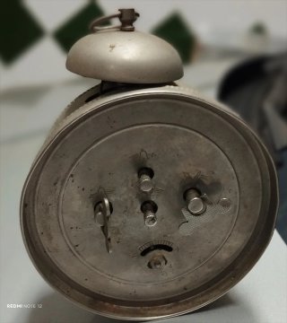 Reloj despertador antiguo funcionando
